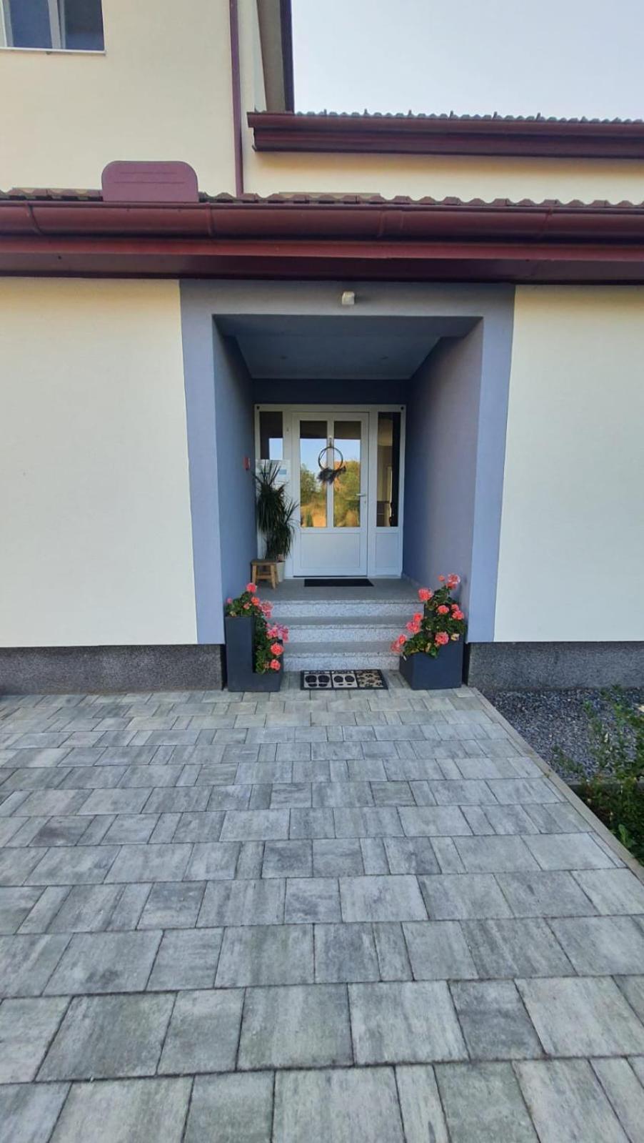 Apartman Fenestra S Terasom I Pogledom Na Gacku Оточац Экстерьер фото